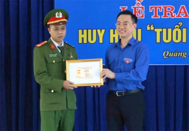 Trung úy Trần Quang vinh dự nhận huy hiệu Tuổi trẻ dũng cảm.