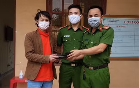 Công an huyện Nghi Lộc trao trả tài sản cho anh Quang.