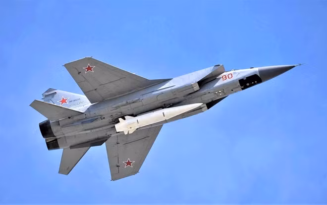 Tên lửa Kinzhal trên máy bay MiG-31K. Ảnh: TASS.