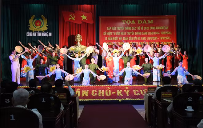Buổi tọa đàm diễn ra trong không khí phấn khởi chào mừng 75 Ngày truyền thống lực lượng Công an nhân dân.