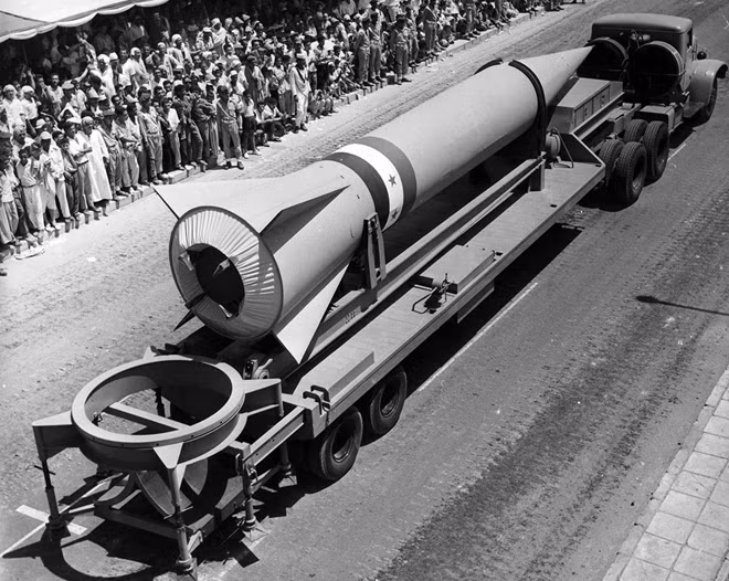 Diễu hành tên lửa ở thủ đô Cairo (Ai Cập) vào mùa hè năm 1964. Ảnh nguồn: Newsweek.