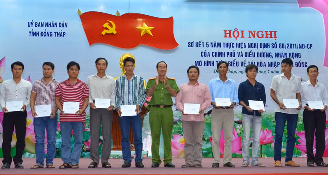 Lãnh đạo Công an tỉnh Đồng Tháp trao bằng khen cho các mô hình, gương điển hình hoàn lương. Lãnh đạo Công an tỉnh Đồng Tháp trao bằng khen cho các mô hình, gương điển hình hoàn lương.