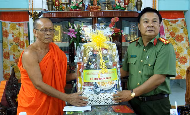 Công an tỉnh trao phần quà do Thiếu tướng Lê Tấn Tới, Thứ trưởng Bộ Công an gửi tặng Hội đoàn kết sư sãi yêu nước tỉnh Bạc Liêu.