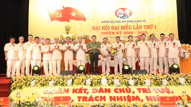 Thứ trưởng Lương Tam Quang tặng hoa chúc mừng Ban chấp hành Đảng bộ Cục An ninh kinh tế nhiệm kỳ 2020-2025.