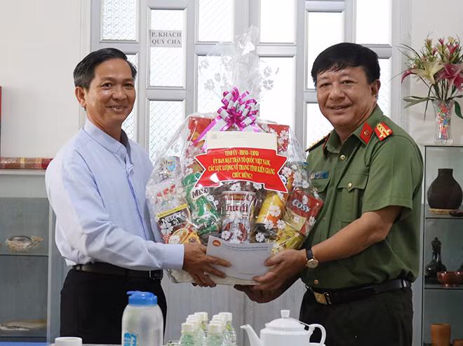 Đại tá Đỗ Triệu Phong tặng quà Giáo xứ Hà Tiên nhân dịp Lễ Giáng sinh năm 2020.