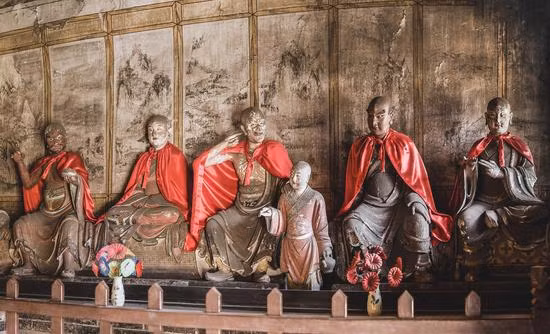 Những vị La Hán trong chùa Tư Thọ.