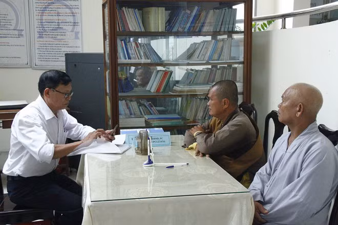 Hai người giả sư bị mời về trụ sở làm việc.