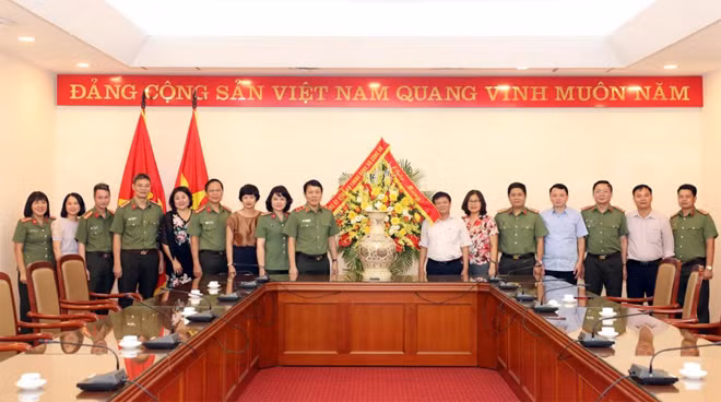Thứ trưởng Lương Tam Quang tặng hoa, chúc mừng Thông tấn xã Việt Nam nhân kỷ niệm 75 năm Ngày thành lập. Thứ trưởng Lương Tam Quang tặng hoa, chúc mừng Thông tấn xã Việt Nam nhân kỷ niệm 75 năm Ngày thành lập.