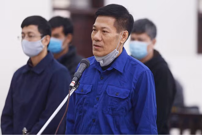 Bị cáo Nguyễn Nhật Cảm tại phiên xét xử sơ thẩm vụ nâng khống giá máy xét nghiệm COVID-19.