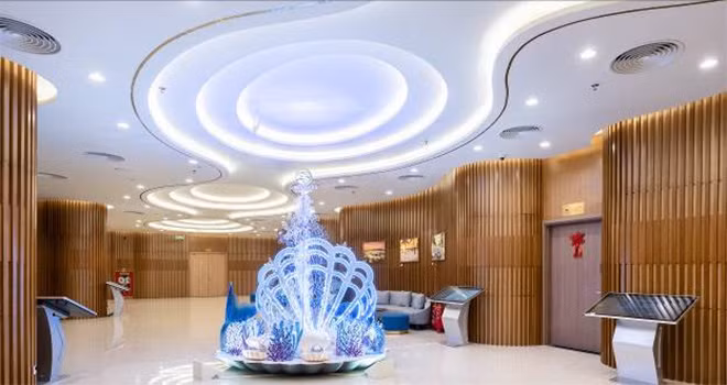 Khu vực sảnh tiếp đón tại Văn phòng bán hàng Vinhomes Ocean Park với phong cách “Gallery by the Sea” mang đậm hơi thở đại dương đặc trưng của Thành phố biển hồ