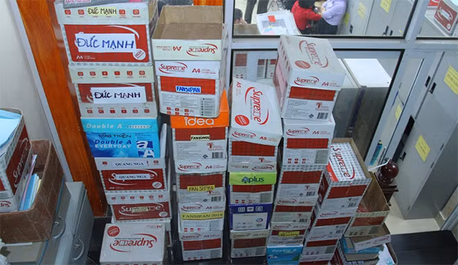 Những hộp giấy tờ xếp kín trong nhà, cầu thang. Những hộp giấy tờ xếp kín trong nhà, cầu thang.