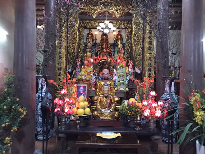 Ban Phật được trang hoàng vào ngày Tết.