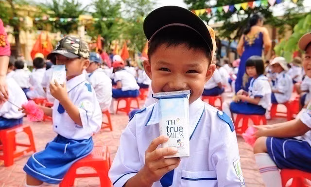 Niềm vui của trẻ khi được uống sữa học đường.