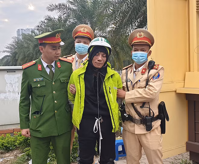 Các cán bộ Công an bắt giữ tên cướp. Các cán bộ Công an bắt giữ tên cướp.