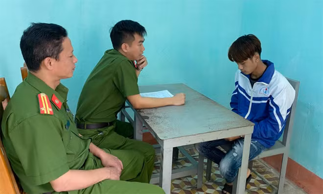 Hỏi cung Vũ Tiến Long.