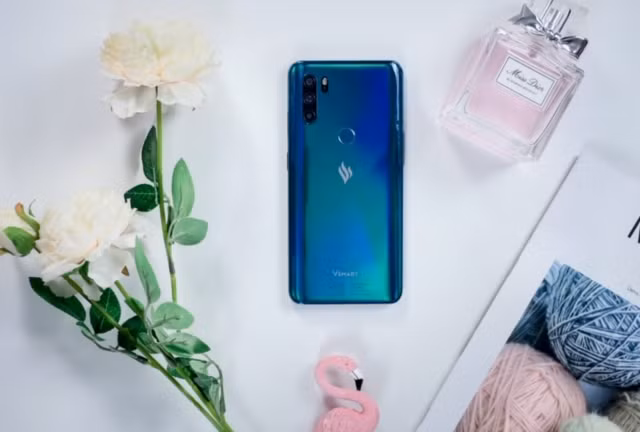 Thiết kế của Vsmart Active 3 gây ấn tượng mạnh với mặt lưng lấy cảm hứng từ “bộ sưu tập đá quý” và mặt trước là màn hình tràn viền kích thước lên tới 6,39 inch. Thiết kế của Vsmart Active 3 gây ấn tượng mạnh với mặt lưng lấy cảm hứng từ “bộ sưu tập đá quý” và mặt trước là màn hình tràn viền kích thước lên tới 6,39 inch.