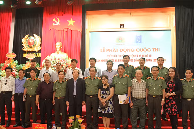 Thượng tướng Nguyễn Văn Thành, Ủy viên Trung ương Đảng, Thứ trưởng Bộ Công an và Nhà thơ Hữu Thỉnh, Chủ tịch Hội Nhà văn Việt Nam chụp ảnh với đại biểu tham dự Lễ phát động cuộc thi (Hà Nội, tháng 8/2017). Thượng tướng Nguyễn Văn Thành, Ủy viên Trung ương Đảng, Thứ trưởng Bộ Công an và Nhà thơ Hữu Thỉnh, Chủ tịch Hội Nhà văn Việt Nam chụp ảnh với đại biểu tham dự Lễ phát động cuộc thi (Hà Nội, tháng 8/2017).