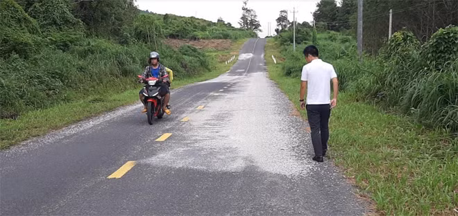 Hư hỏng, chắp vá chằng chịt trên Quốc lộ 14C đoạn qua tỉnh Kon Tum.
