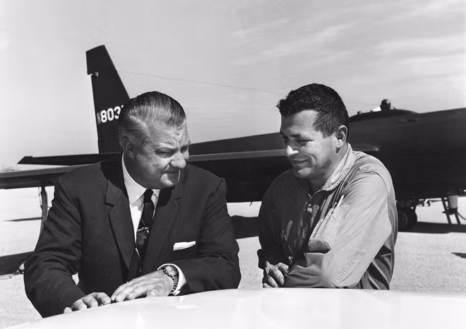 Phi công của Không lực Hoa Kỳ Francis Gary Powers (phải) với nhà thiết kế máy bay U2, Kelly Johnson, năm 1966. Ảnh nguồn: Creative commons.