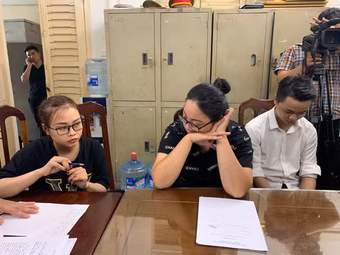 Nhóm đối tượng Phạm Thu Diệu, Đào Mỹ Linh, Nguyễn Phú Đạt tại cơ quan điều tra.