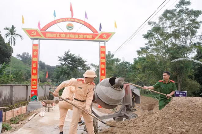 Trộn bê tông tại thôn Lâm Đồng.