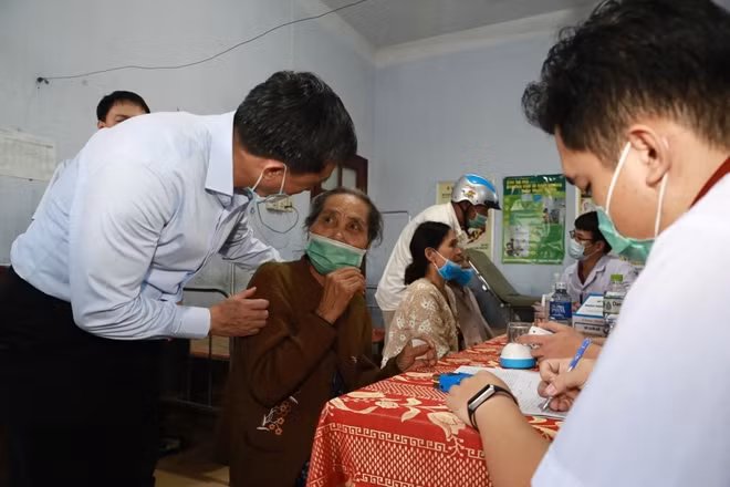Người dân vùng lũ được khám bệnh, cấp thuốc miễn phí.
