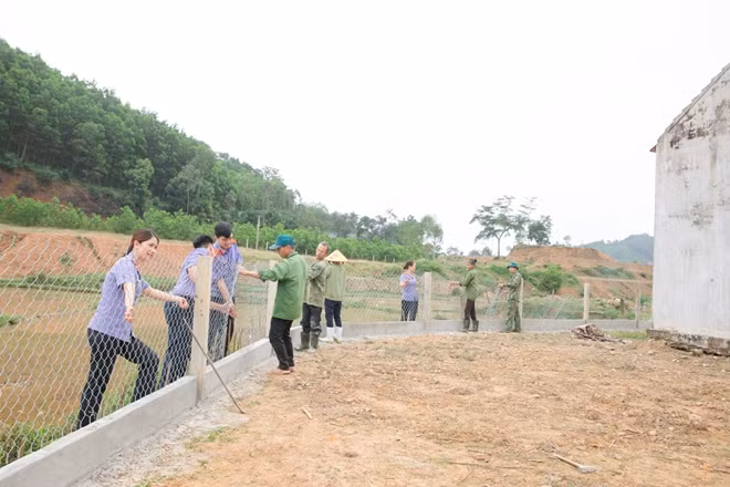 Kéo 250m hàng rào thép B40 tại nhà văn hóa thôn Lâm Phúc.