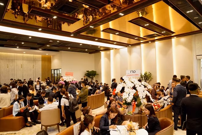 Novaland Gallery bao gồm 2 tầng lầu với không gian rộng thoáng, hiện đại, được đánh giá là Điểm đến mới cho khách hàng, nhà đầu tư.