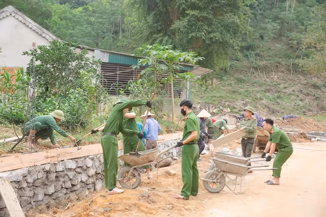 Làm hàng rào hộ gia đình tại thôn Lâm Bình trên 100 m.