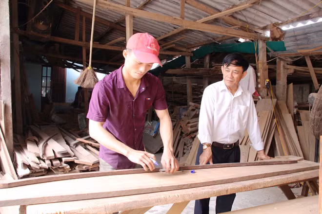 Ông Lê Văn Lâm và con trai tại xưởng mộc. Ông Lê Văn Lâm và con trai tại xưởng mộc.