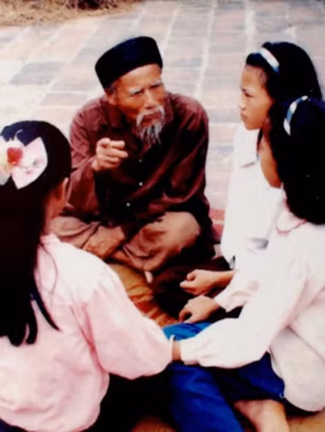 Lúc cuối đời Nghệ nhân Nguyễn Đức Sôi vẫn miệt mài truyền dạy quan họ cho các em nhỏ.