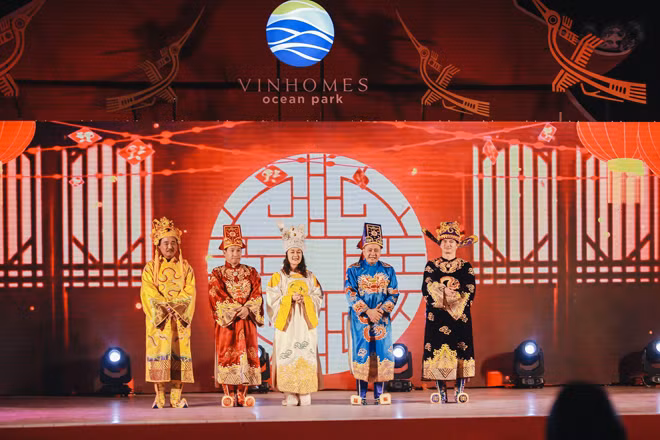Show diễn “Chốn bồng lai nơi hạ giới” gây sốt cộng đồng cư dân Vinhomes miền Bắc với sự xuất hiện của dàn nghệ sĩ nổi tiếng. Show diễn “Chốn bồng lai nơi hạ giới” gây sốt cộng đồng cư dân Vinhomes miền Bắc với sự xuất hiện của dàn nghệ sĩ nổi tiếng.