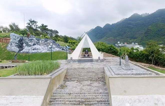 Đài Tưởng niệm tại Khu di tích.