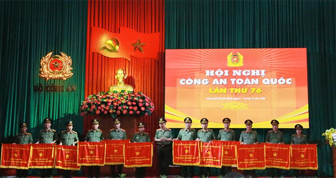 Bộ trưởng Tô Lâm trao Cờ thi đua của Chính Phủ cho Thiếu tướng Trần Phú Hà. Bộ trưởng Tô Lâm trao Cờ thi đua của Chính Phủ cho Thiếu tướng Trần Phú Hà.
