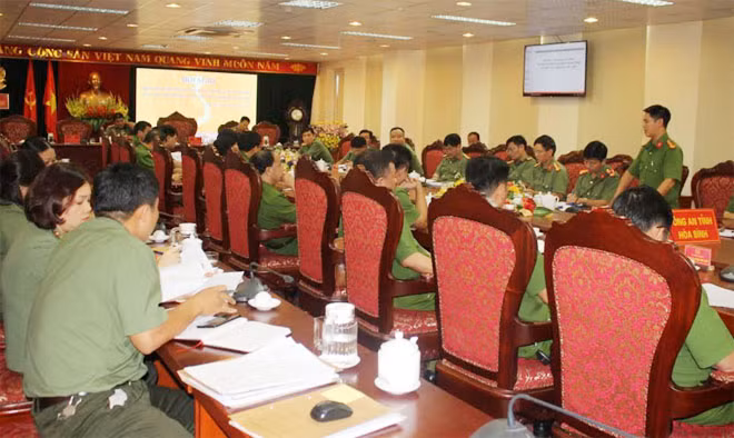 Trung tá Bùi Việt Hùng, Trưởng Công an thành phố Hòa Bình thảo luận đóng góp ý kiến phương án đảm bảo an ninh an toàn Đại hội Đảng Bộ tỉnh Hòa Bình nhiệm kỳ 2020 - 2025.