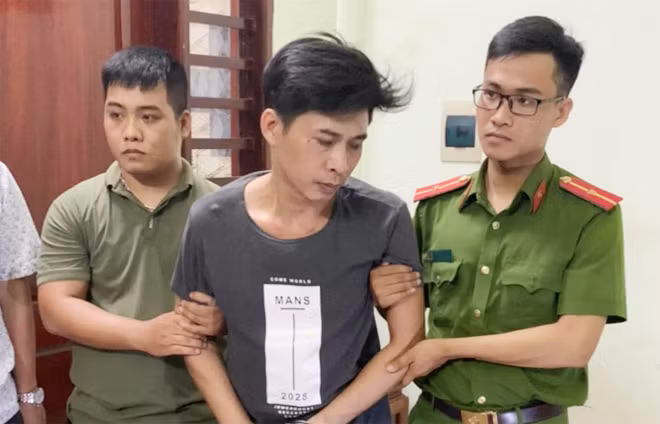 Lực lượng Cảnh sát ma túy Công an TP Đồng Hới và Công an xã Lộc Ninh tiến hành lệnh khám xét nơi ở đối tượng Lê Trọng Trì.
