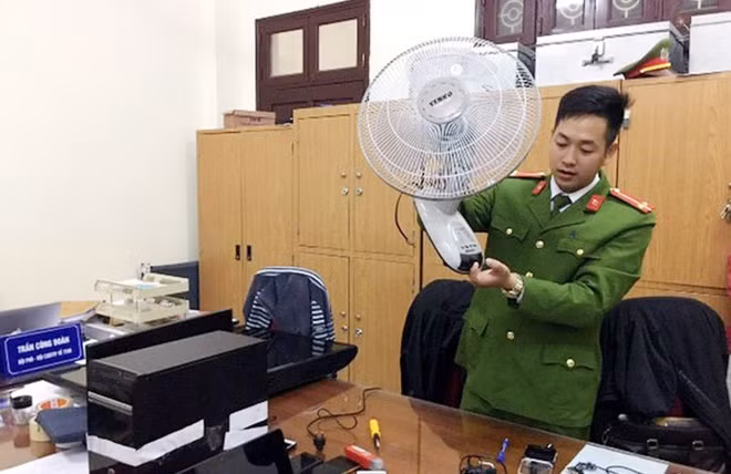 Camera siêu bé được các đối tượng gắn vào bên trong chiếc quạt nhằm quay lén.
