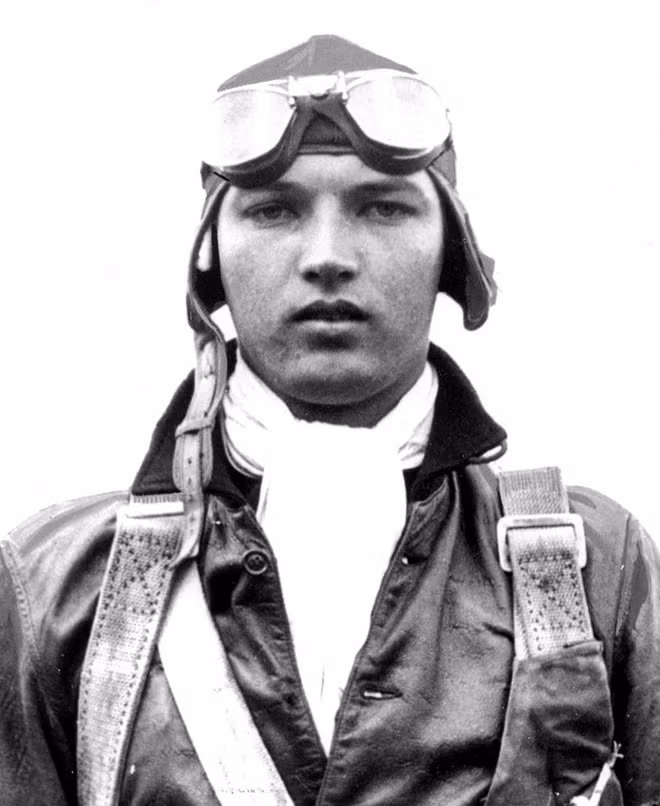 Schriever lúc còn là phi công trẻ vào thập niên 1930.