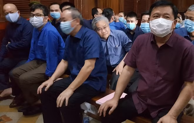 Ông Đinh La Thăng và các đồng phạm tại tòa ngày 19-12.