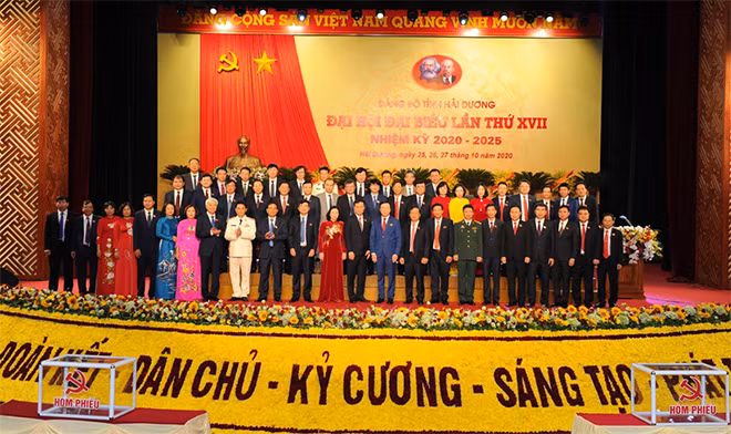 Các đồng chí Ủy viên Ban Chấp hành Đảng bộ tỉnh khóa XVII ra mắt Đại hội.