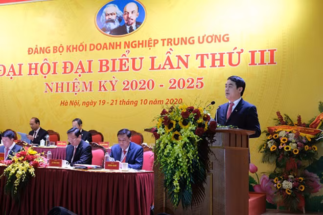 Đồng chí Nghiêm Xuân Thành - Bí thư Đảng ủy, Chủ tịch HĐQT Vietcombank tham luận tại Đại hội