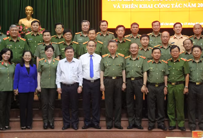 Bộ trưởng Tô Lâm, Bí thư Thành ủy Nguyễn Thiện Nhân cùng lãnh đạo thành phố và các đại biểu dự hội nghị.