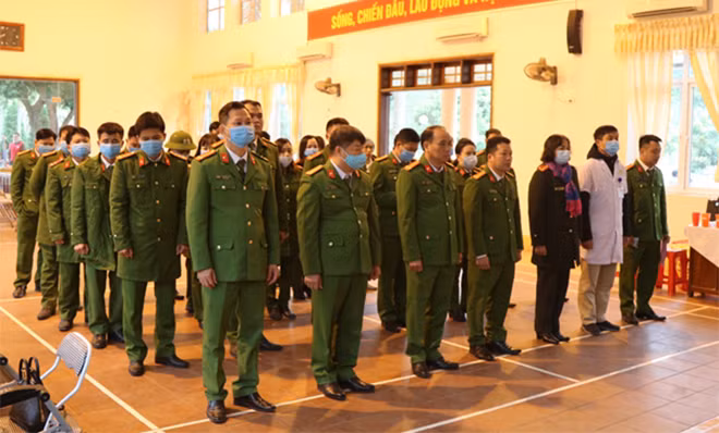 Ngay sau lễ phát động, Ban Giám thị, các đội trưởng, lãnh đạo các phân trại, và hơn 200 cán bộ chiến sỹ Trại giam Quyết Tiến đã hăng hái đăng ký tham gia hiến máu tình nguyện.
