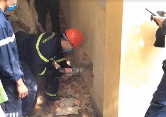 Lực lượng chức năng khoan, đục bê tông để cứu nạn nhân bị mắc kẹt. Lực lượng chức năng khoan, đục bê tông để cứu nạn nhân bị mắc kẹt.