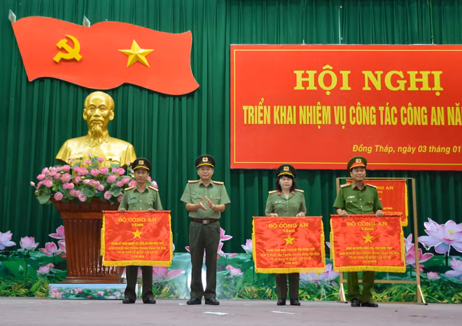 Lãnh đạo Công an tỉnh Đồng Tháp trao Cờ thi đua của Bộ Công an tặng các tập thể có thành tích xuất sắc.