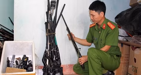 Vận động người dân tự nguyện giao nộp pháo, vũ khí, công cụ hỗ trợ ảnh 3