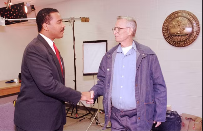 Dexter King (bên trái), con trai của Luther King lúc vào tù gặp Ray. Dexter King (bên trái), con trai của Luther King lúc vào tù gặp Ray.