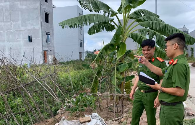 Cán bộ Văn phòng Cơ quan CSĐT Công an tỉnh Hải Dương tiến hành xác minh về lô đất. Cán bộ Văn phòng Cơ quan CSĐT Công an tỉnh Hải Dương tiến hành xác minh về lô đất.