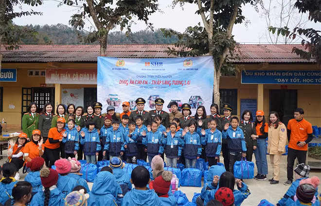 Tặng quà cho học sinh Trường Tiểu học Thượng Quan.