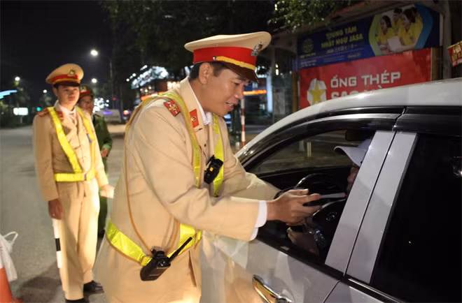 Hầu hết người dân đều ý thức được tác hại khi sử dụng rượu bia trong ngày Tết và luôn biết cách từ chối lời mời uống rượu bia để đảm bảo an toàn cho mình và người khác.